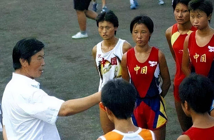 开云下载-“体坛败类”马俊仁，强迫队员集体割阑尾，亲自为女队员使用禁药|马家军|王军霞|举报信|教练|姑娘_新浪体育_新浪新闻